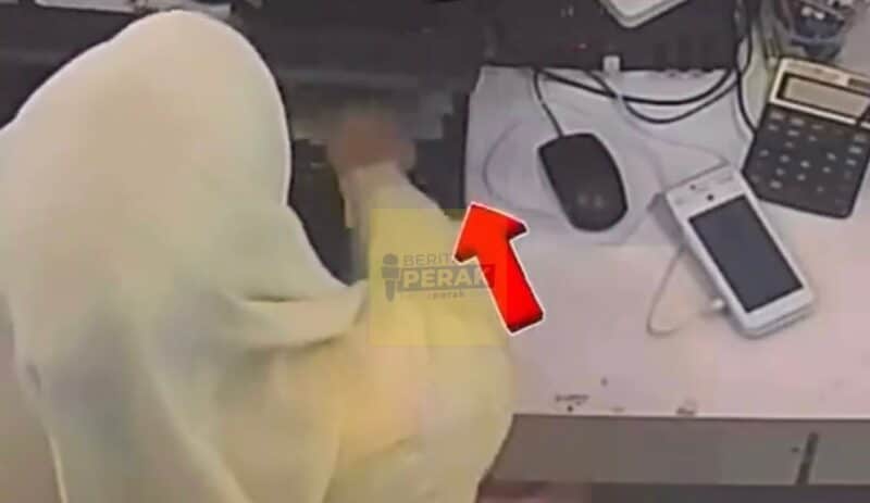 Sorok duit bawah keyboard, netizen panas hati lihat cara cashier ini curi duit