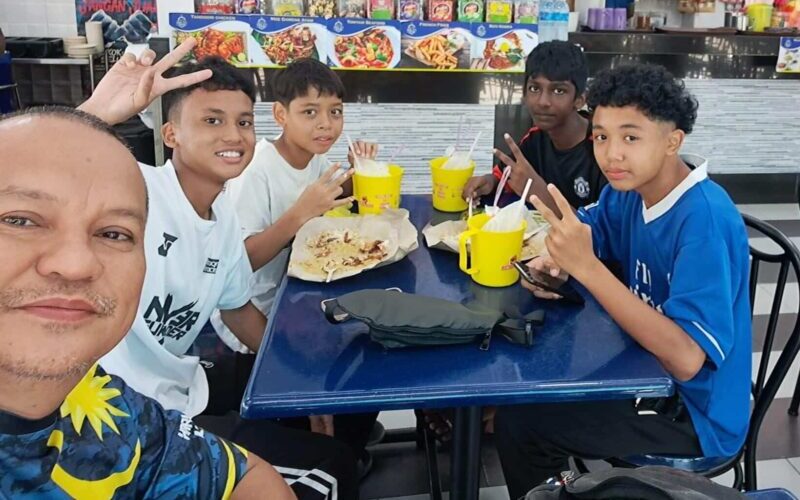 “Tertarik dengan keikhlasan & perpaduan mereka” – 4 budak Melayu, Cina, India kongsi dua nasi lemak raih perhatian