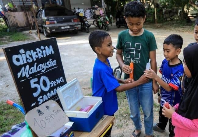 Baru berusia tujuh tahun, kanak-kanak ini pandai cari duit poket jual aiskrim Malaysia