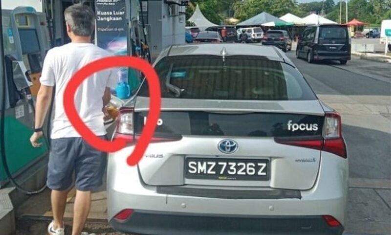 “Ini kereta Sabah” – Pemandu kereta dipercayai dari Singapura isi minyak petrol RON95 di Melaka