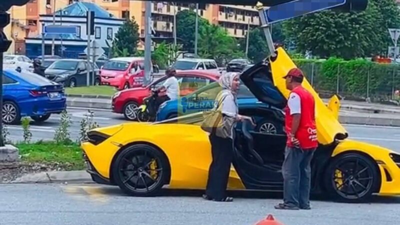 “Jenis orang kaya tak sombong” – Wanita dipuji santuni pakcik mahu bergambar dengan McLaren kuning