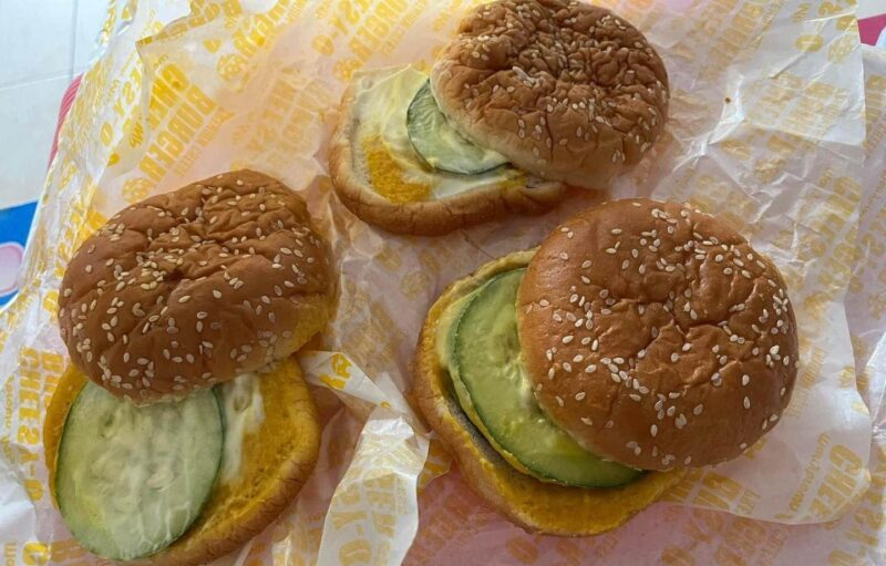 Pelanggan tak puas hati, bayar RM29 tapi restoran ‘fast food’ bagi burger dengan timun semata Pelanggan tak puas hati, bayar RM29 tapi restoran ‘fast food’ bagi burger dengan timun semata