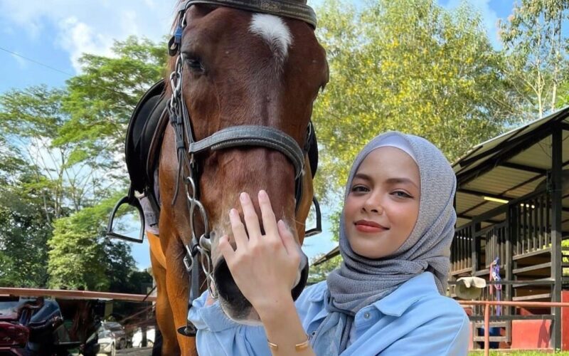 “Macam muka Turkish” – Kongsi gambar dengan kuda, Ira Kazar dipuji makin cantik