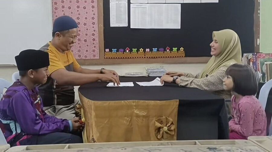 Isteri jadi guru kelas anak, gelagat ayah datang ambil report card buat ramai terhibur