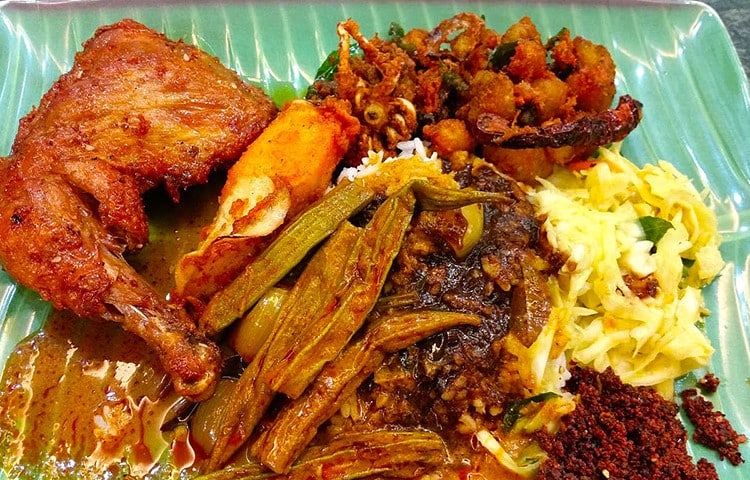 “Lagi afdal makan pakai tangan” – Penyanyi Indonesia sangkal dakwaan nasi kandar Malaysia berpasir