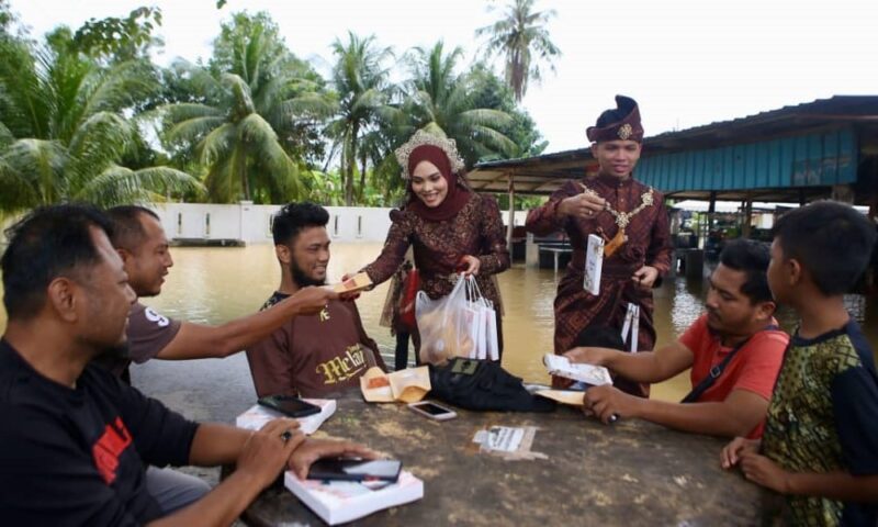 Pengantin edar makanan kenduri selepas lokasi majlis dilanda banjir