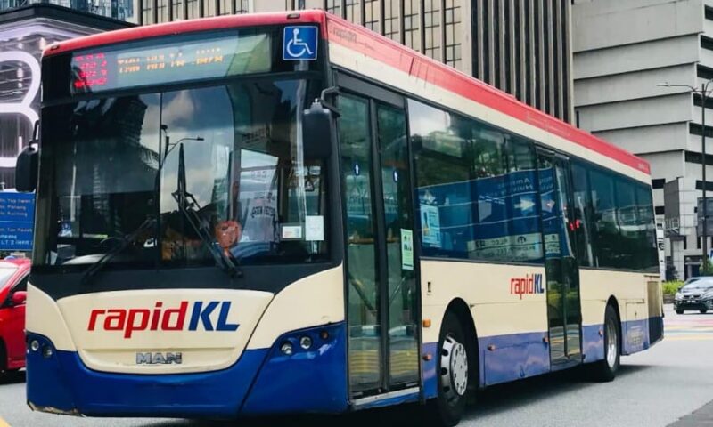 “Padahal bukan salah dia pun..” – Pemandu bas RapidKL raih pujian, bas lambat sampai pun minta maaf