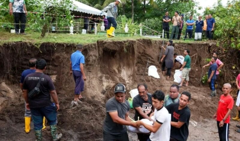 Anak terkejut kain kafan arwah ibu masih utuh meskipun sudah 12 tahun dikebumikan