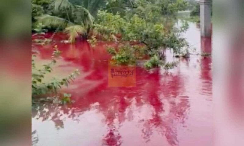 Suami isteri terkejut air banjir bertukar jadi merah seperti darah