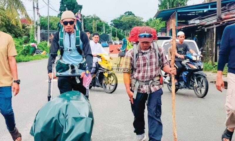 Dua sahabat berjalan kaki dari Perak ke Mekah Dua sahabat berjalan kaki dari Perak ke Mekah