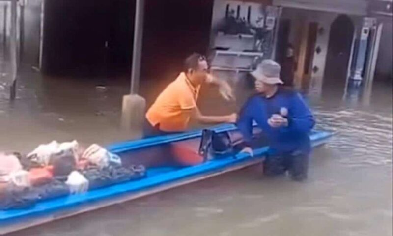 Mangsa banjir tampar ketua kampung, tersinggung hanya diberi lima bungkus mi segera