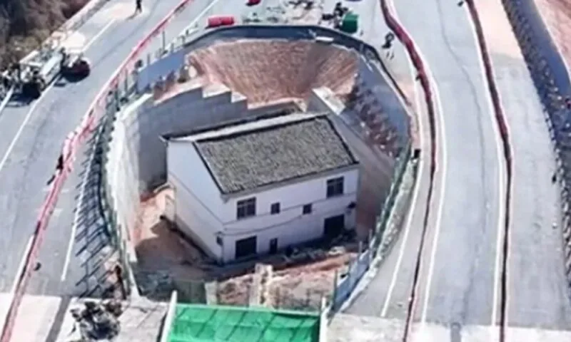 Berkeras tak mahu pindah, pemilik rumah kini menyesal tolak tawaran selepas lebuh raya hampir siap Berkeras tak mahu pindah, pemilik rumah kini menyesal tolak tawaran selepas lebuh raya hampir siap
