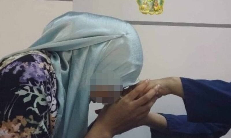 “Tak boleh brain” – Individu pertikai wanita kena melutut masa raya nak minta ampun pada suami