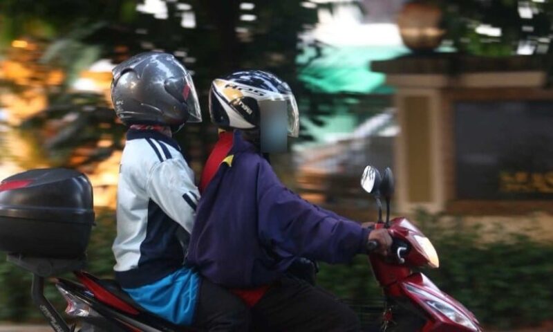 “Saya tak pandai, bagi isteri sambung belajar” – Pasangan naik motosikal rentas 300km demi bantuan laptop