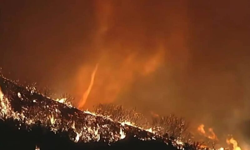 Dikenali sebagai ‘fire tornado’, pusaran api muncul semasa kebakaran di Los Angeles