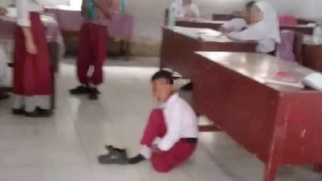 Tak mampu bayar yuran sekolah, wanita sebak lihat anak dihukum belajar atas lantai