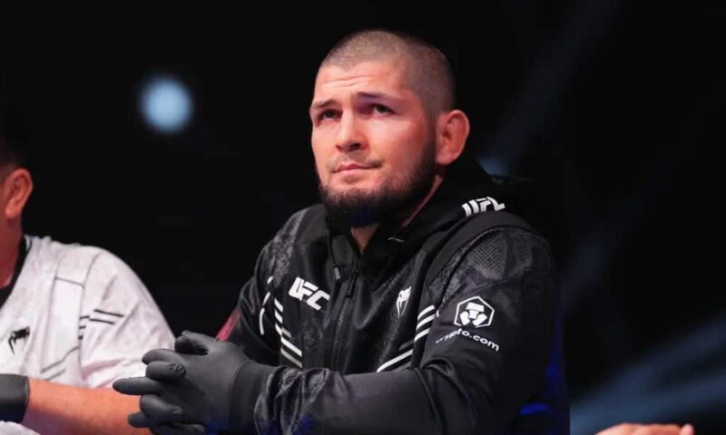 Khabib Nurmagomedov dihalau keluar dari pesawat, ini apa yang berlaku sebenarnya