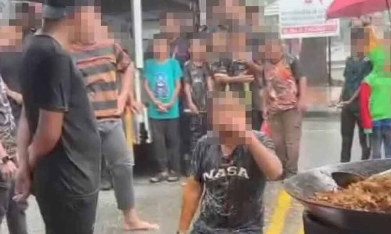 “Sakit, minta maaf” – Terlanggar gerai, lelaki OKU merintih ketika dikasari