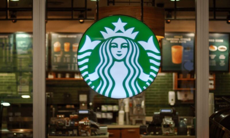 Starbucks akan berhentikan lebih 1,000 pekerja