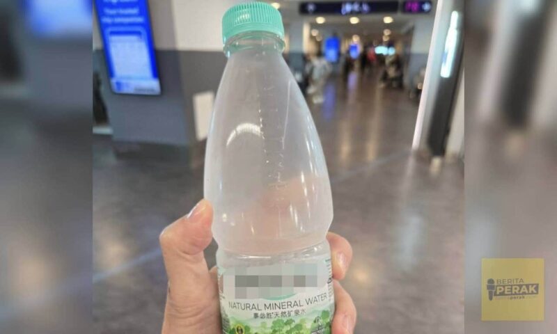 Hos TV selar KLIA 2 jual sebotol air mineral dengan harga RM7.80