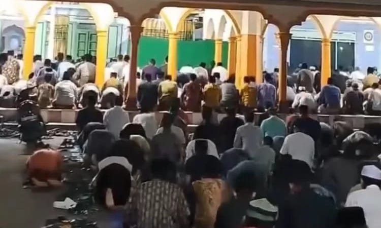 Solat ‘tarawih kilat’, 23 rakaat selesai hanya dalam 10 minit Solat ‘tarawih kilat’, 23 rakaat selesai hanya dalam 10 minit