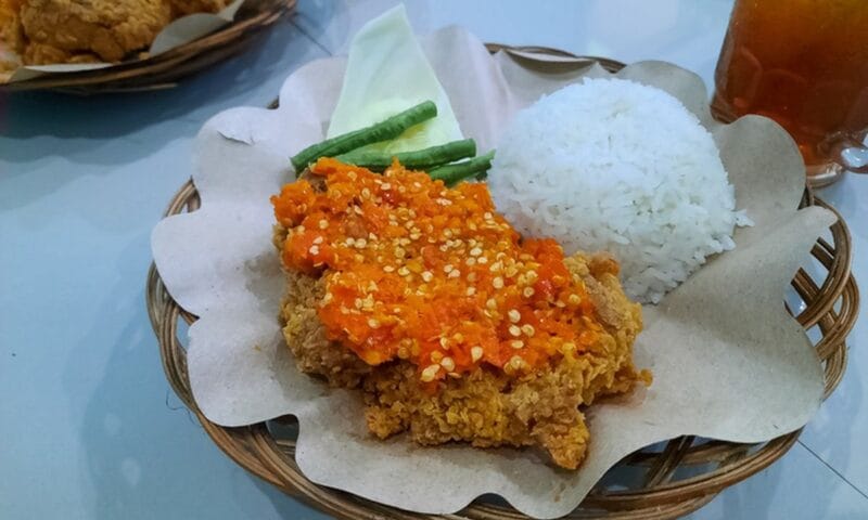 Gara-gara ayam geprek, pasangan kekasih batal putus cinta Gara-gara ayam geprek, pasangan kekasih batal putus cinta