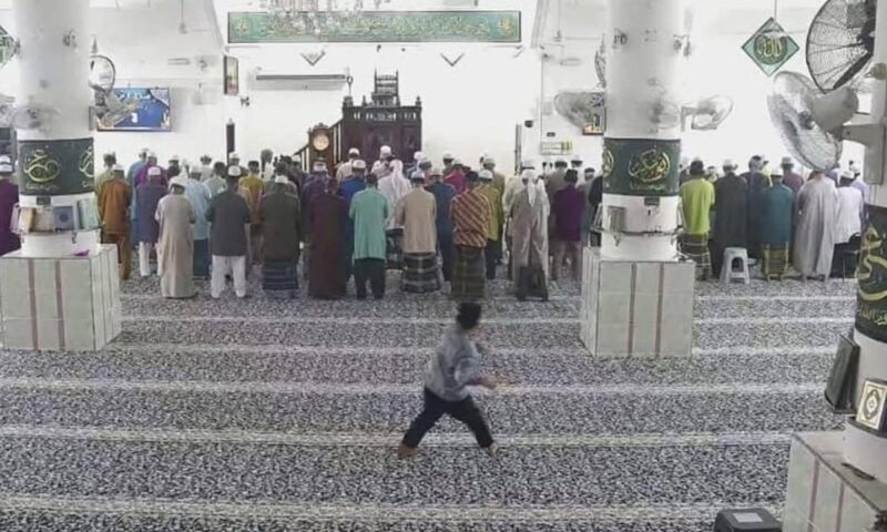 Kanak-kanak baling objek ke arah jemaah solat tarawih Kanak-kanak baling objek ke arah jemaah solat tarawih