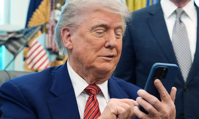 Donald Trump ugut kenakan tarif 25 peratus ke atas iPhone Donald Trump ugut kenakan tarif 25 peratus ke atas iPhone