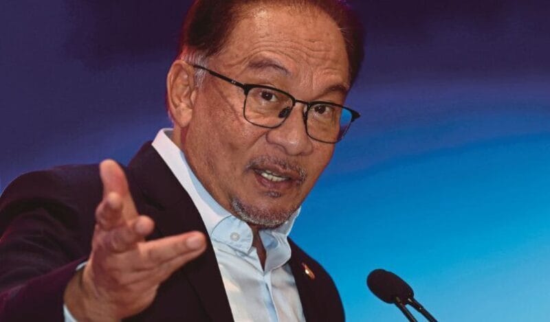 “Mungkin nak beli RON95 kena tunjuk kad pengenalan” – PM Anwar beri jaminan kerajaan tak naik harga petrol “Mungkin nak beli RON95 kena tunjuk kad pengenalan” – PM Anwar beri jaminan kerajaan tak naik harga petrol