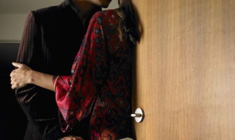 Ikat isteri di sofa, suami paksa tengok ‘projek’ dengan skandal Ikat isteri di sofa, suami paksa tengok ‘projek’ dengan skandal