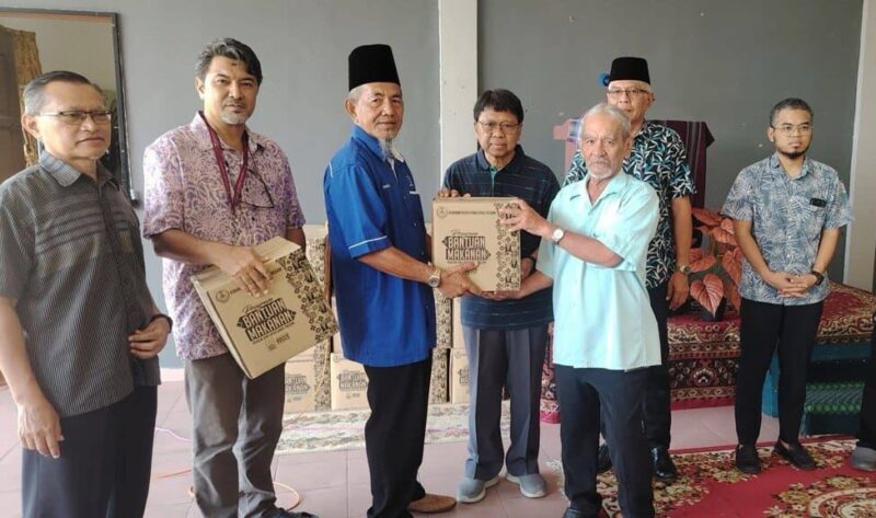 Asmuni hadiri agihan kotak makanan YBU dan sokong aktiviti belia di Taman Meru 2C Asmuni hadiri agihan kotak makanan YBU dan sokong aktiviti belia di Taman Meru 2C