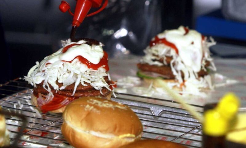 “Saya ni lelaki kak” – Peniaga burger kena marah panggil suami pelanggan ‘sayang’ “Saya ni lelaki kak” – Peniaga burger kena marah panggil suami pelanggan ‘sayang’