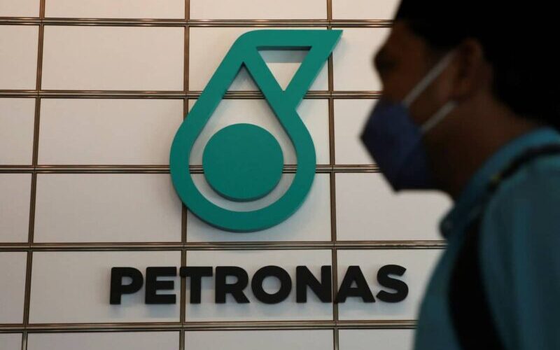 Petronas kurangkan 10 peratus tenaga kerja, 5000 orang bakal terjejas Petronas kurangkan 10 peratus tenaga kerja, 5000 orang bakal terjejas