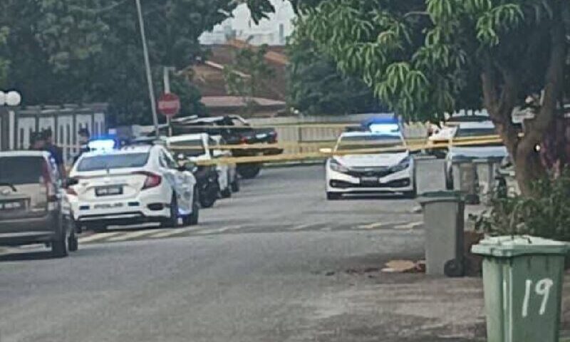 Guru dan anak sulung ditemui maut berlumuran darah, dipercayai dibunuh Guru dan anak sulung ditemui maut berlumuran darah, dipercayai dibunuh