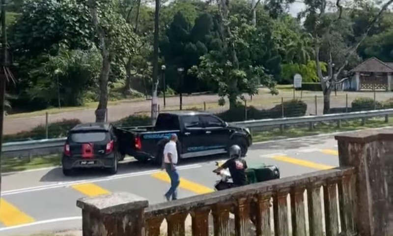 Pemandu Hilux ‘hentam’ Axia tiga kali gara-gara pandu perlahan Pemandu Hilux ‘hentam’ Axia tiga kali gara-gara pandu perlahan