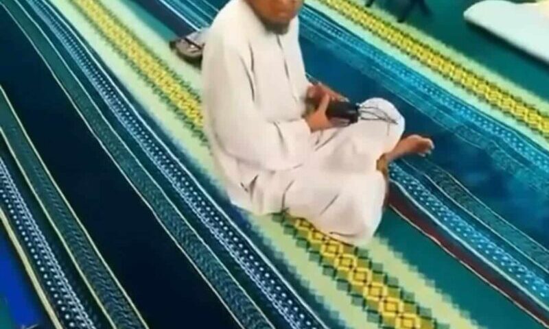 “Abah saya bukan tidur dalam surau, cuma baca Quran” – Anak kesal bapa dihalau dari surau “Abah saya bukan tidur dalam surau, cuma baca Quran” – Anak kesal bapa dihalau dari surau
