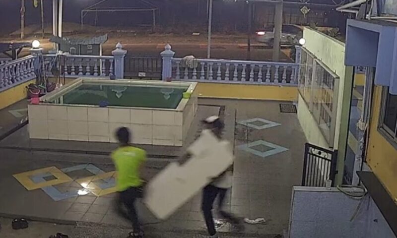 Lima individu curi mesin penapis air di masjid, jual di media sosial Lima individu curi mesin penapis air di masjid, jual di media sosial