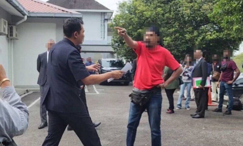 “Woi, pakai otak sikitlah” – Kes bunuh penuntut IPT, suspek dimarahi lelaki berbaju merah “Woi, pakai otak sikitlah” – Kes bunuh penuntut IPT, suspek dimarahi lelaki berbaju merah
