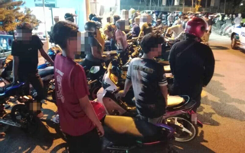 Wanita sanggup berjalan kaki lebih 2km temui suami ditahan merempit Wanita sanggup berjalan kaki lebih 2km temui suami ditahan merempit
